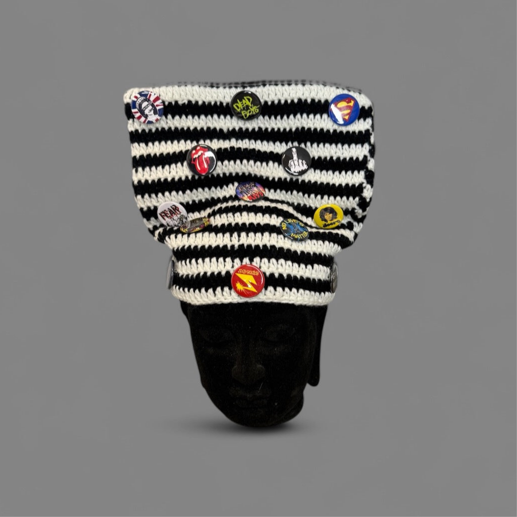 Pin strip[e] beanie