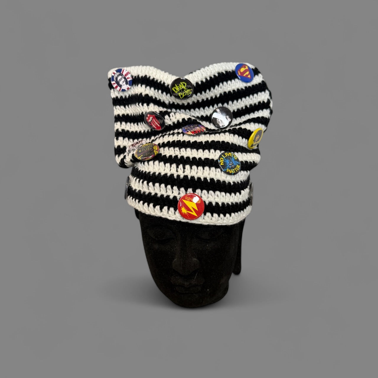 Pin strip[e] beanie