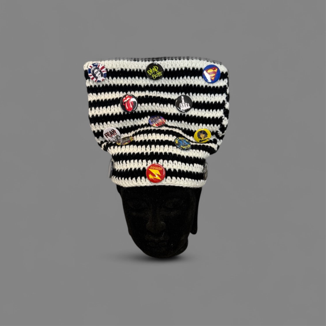 Pin strip[e] beanie